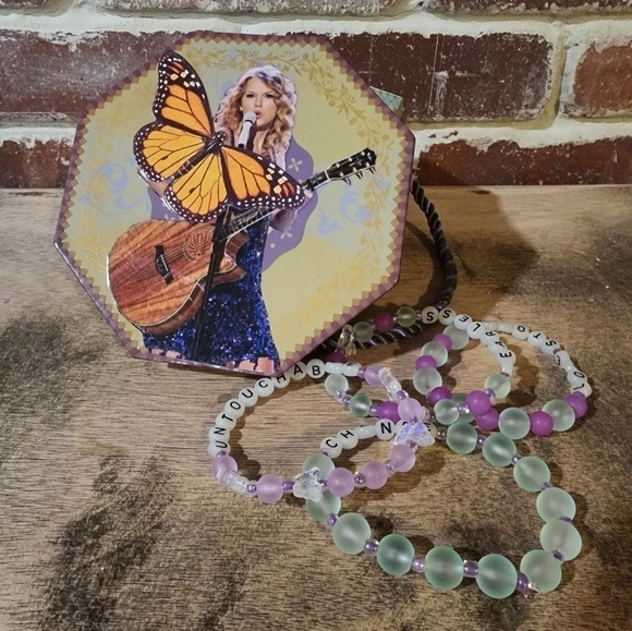 Taylor Swift Fearless Inspired Gift Box w/ Set Of 4 Glowing Bracelets - Picture 6 of 8